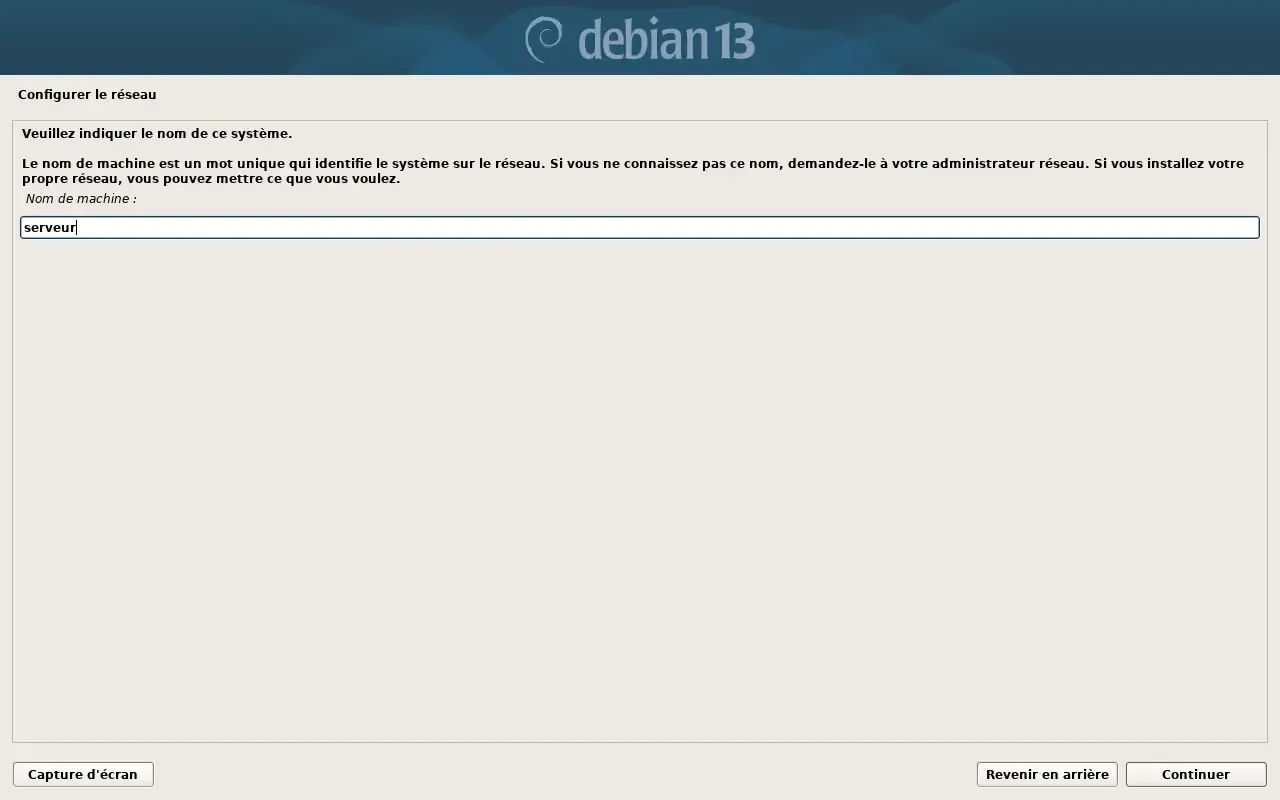 Saisie du nom de machine dans l'installateur Debian 13