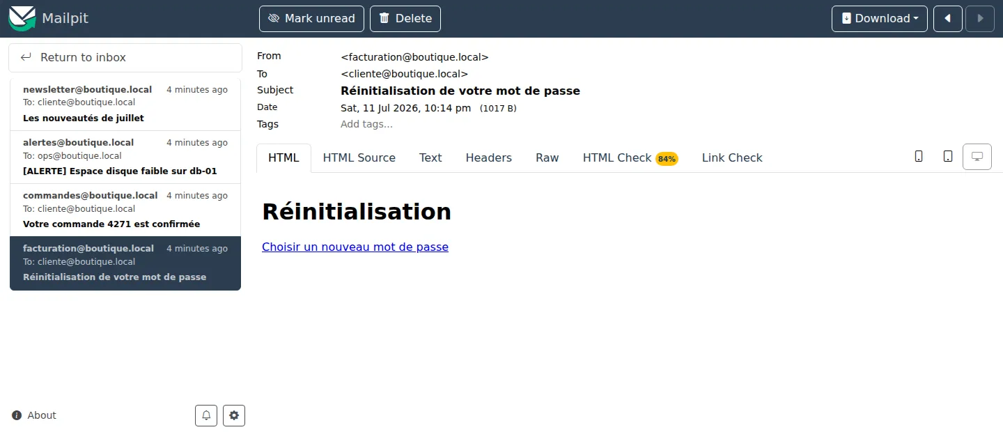 Vue détaillée d'un mail dans Mailpit, avec les onglets HTML, Source, Texte, En-têtes et le score de compatibilité